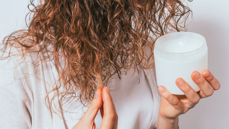 What products to use to keep hair moisturized