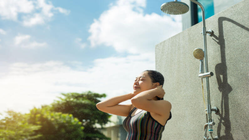 rinsing hair after swimming